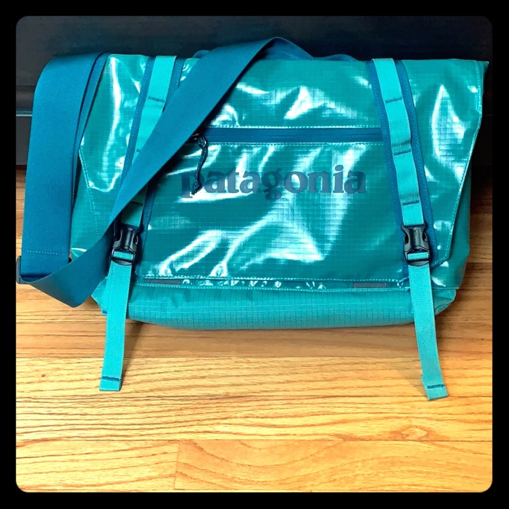 Patagonia Black Hole Mini Messenger Bag